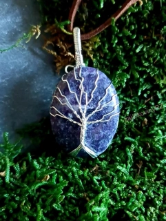 Přívěsek lepidolit, cca 4,5x3 cm, včetně šňůrky z eco kůže