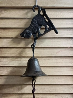 Litinový zvon hnědý, kočka, 23 cm