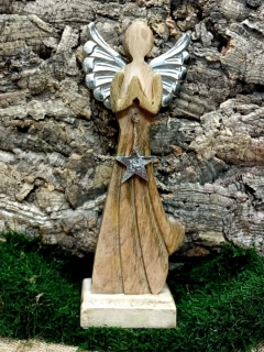 Dřevěný anděl kovová křídla, 32 cm