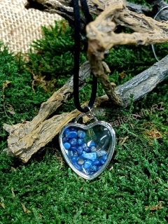 Přívěsek srdíčko, se zlomky přírodního lapis lazuli