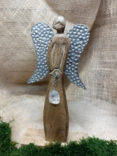 Dřevěný anděl s kovovými křídly a křišťálem na řetízku, 25 cm