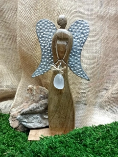 Dřevěný anděl s kovovými křídly a křišťálem na provázku, 25 cm